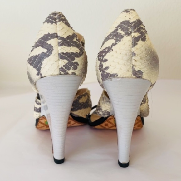 L..A.M.B. BLACK Grey Snake Strappy Heel Sandals 8 - Picture 2 of 5